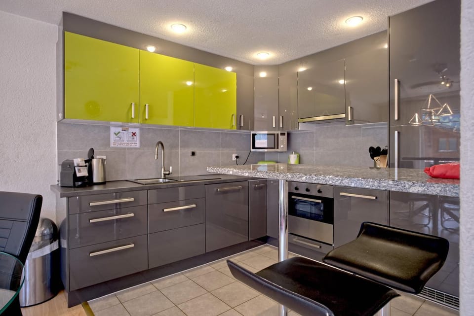 Kitchen or kitchenette, dishwasher, stove
