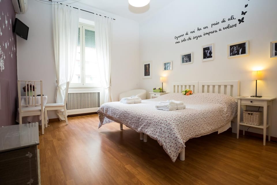 People, Photo of the whole room, Decorative detail, On site, City view, Street view, Certificate/Award, Family, Quiet street view