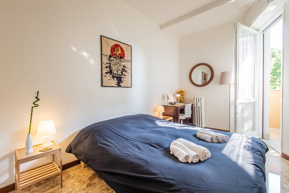 Photo of the whole room, Bedroom