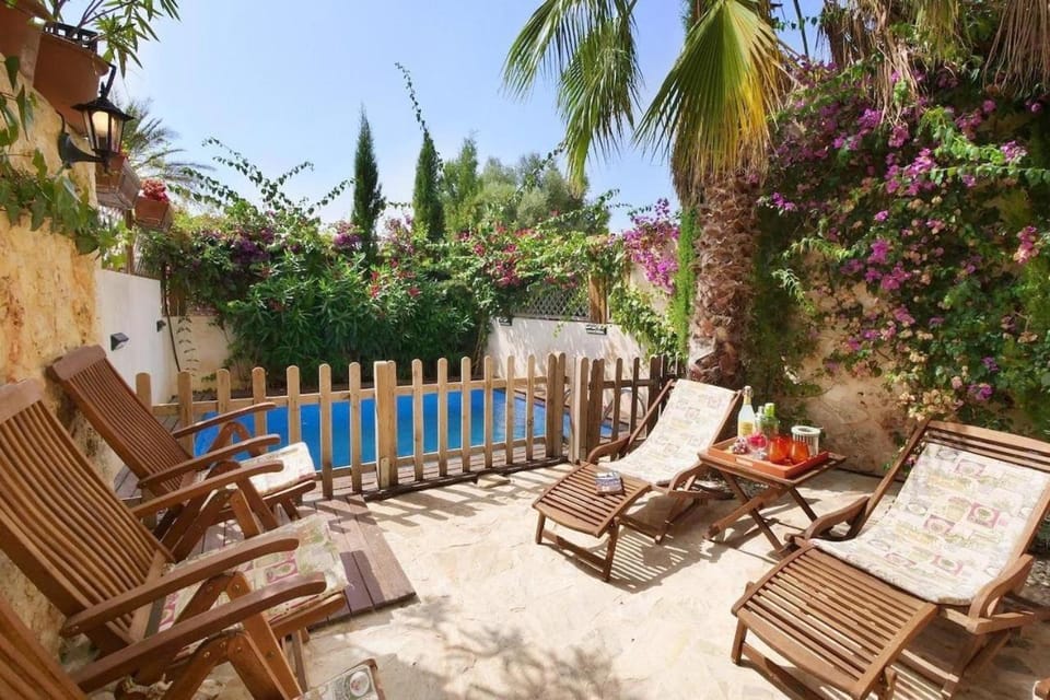 Property building, Balcony/Terrace, Living room