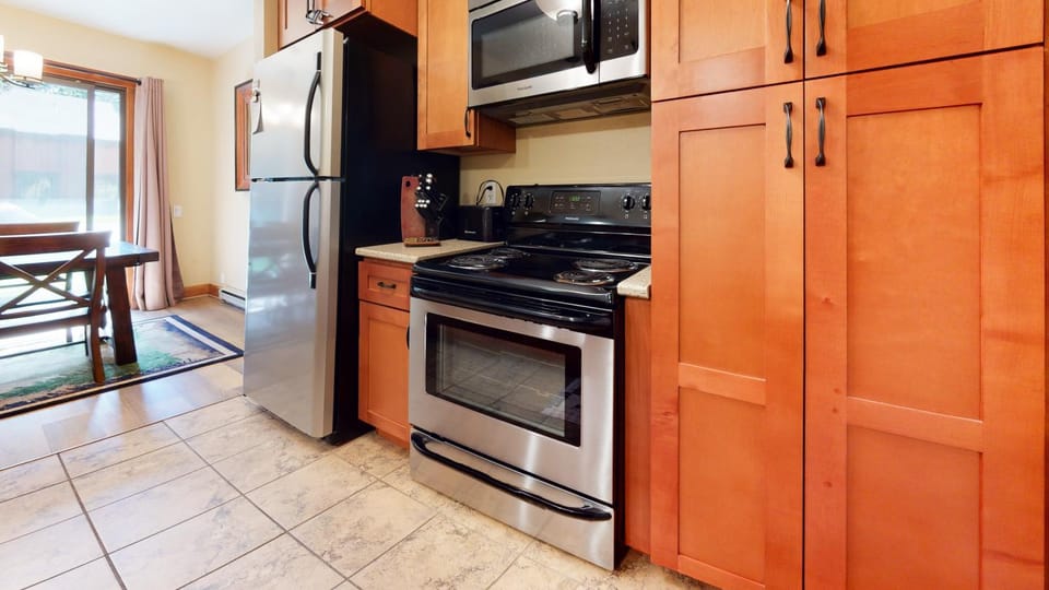 Snowcreek I 13 Mountain Views, Washer Dryer, Beautiful Quiet Community Apartment in Mammoth Lakes
