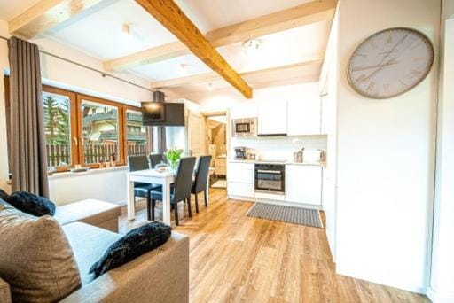 Kitchen or kitchenette, Seating area, Dining area, minibar, stove
