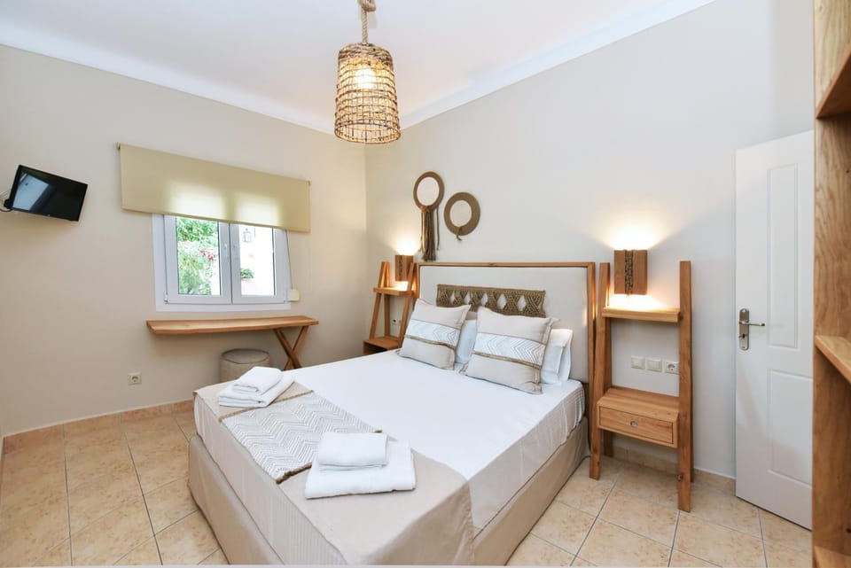 Bed, TV and multimedia, Photo of the whole room, Bedroom, towels