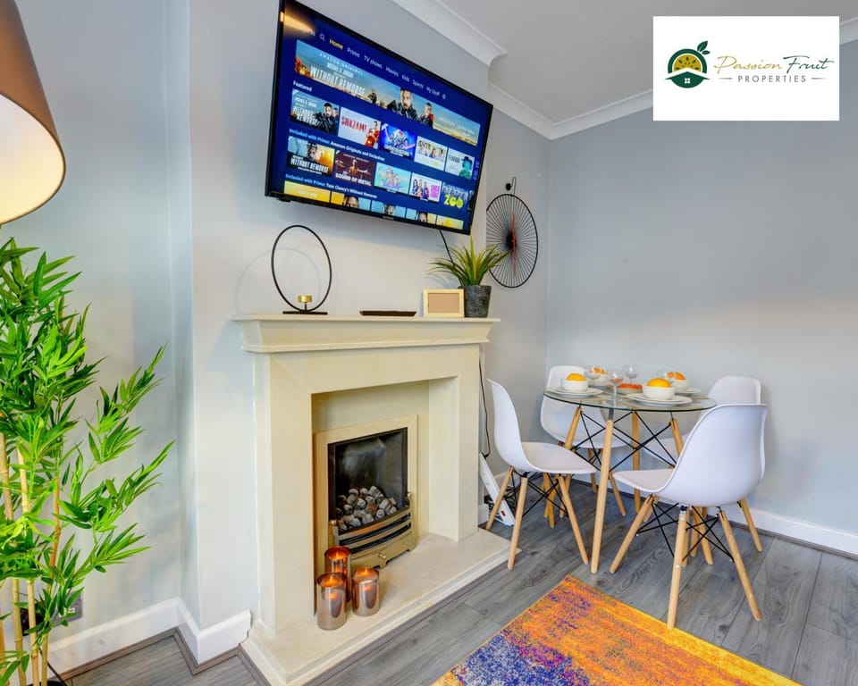 TV and multimedia, Living room, Seating area, flat iron