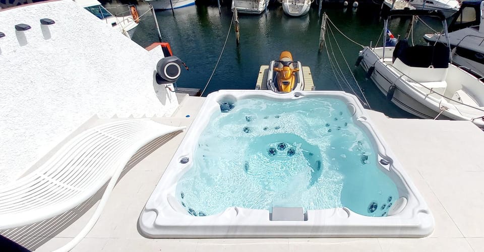 Hot Tub, Hot Tub