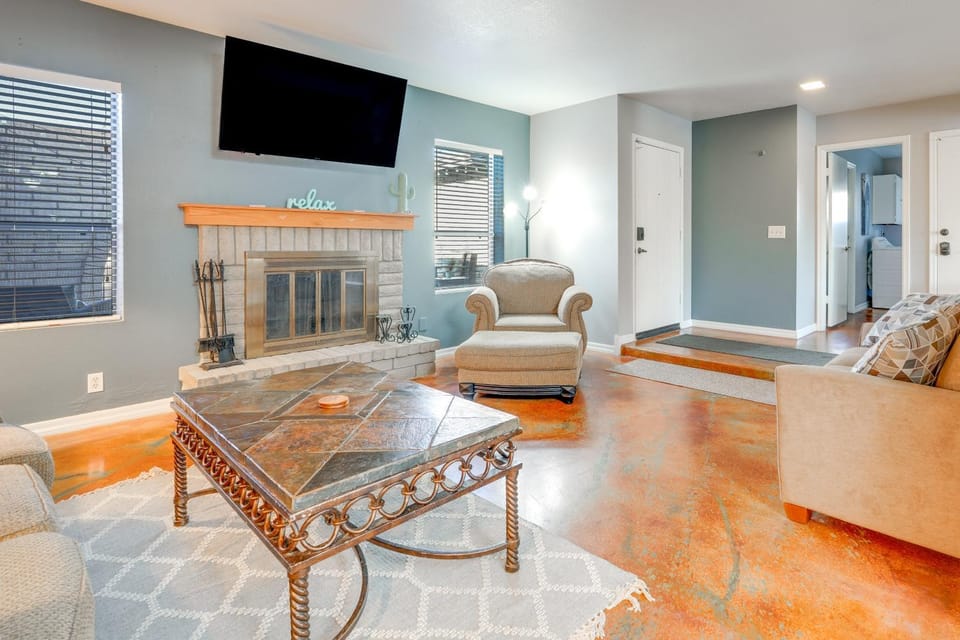 5 Mi to ASU! Family Getaway w/ Patio & Fire Pit House in Tempe