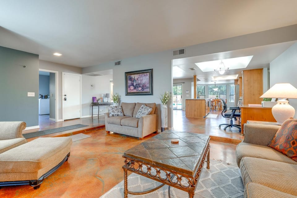 5 Mi to ASU! Family Getaway w/ Patio & Fire Pit House in Tempe
