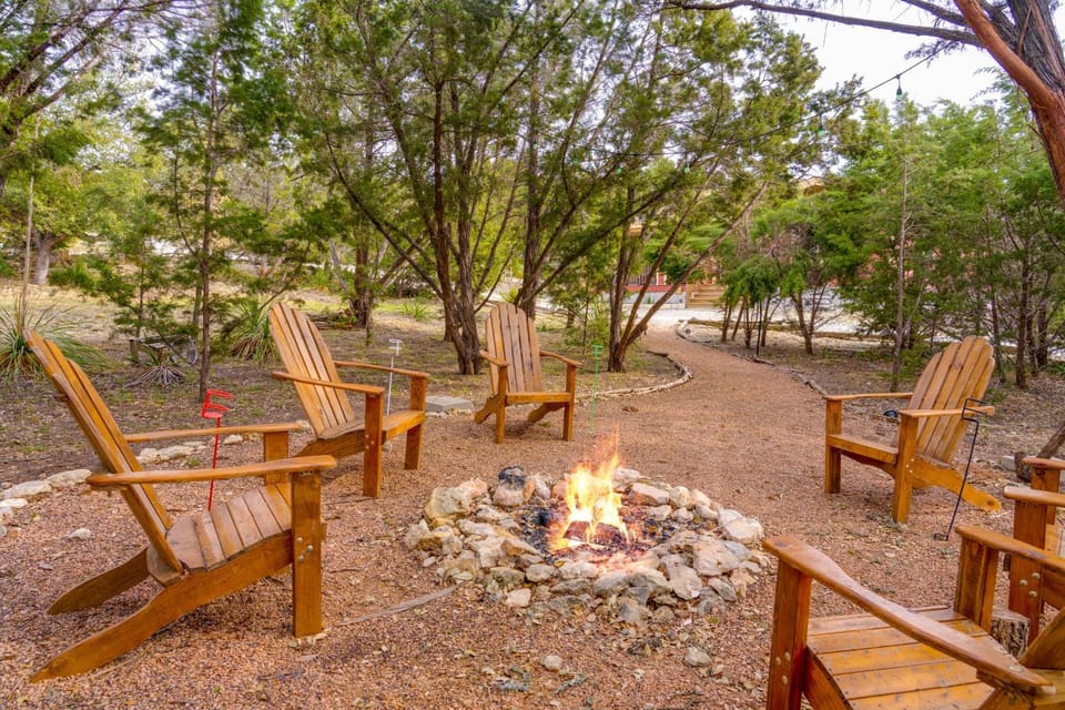 Hill Country Gem: Sunset Deck, Hot Tub & Fire Pit House in Canyon Lake