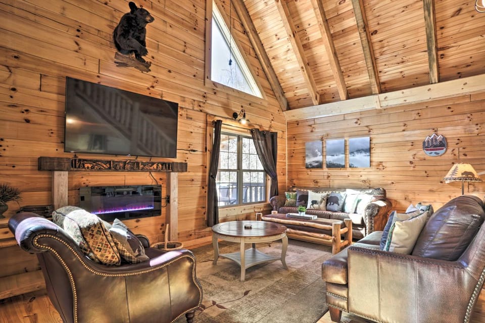 1 Mi to Dtwn Gatlinburg Cabin with Game Room Cabin in Gatlinburg