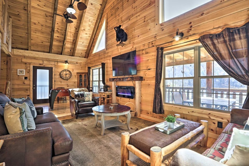 1 Mi to Dtwn Gatlinburg Cabin with Game Room Cabin in Gatlinburg