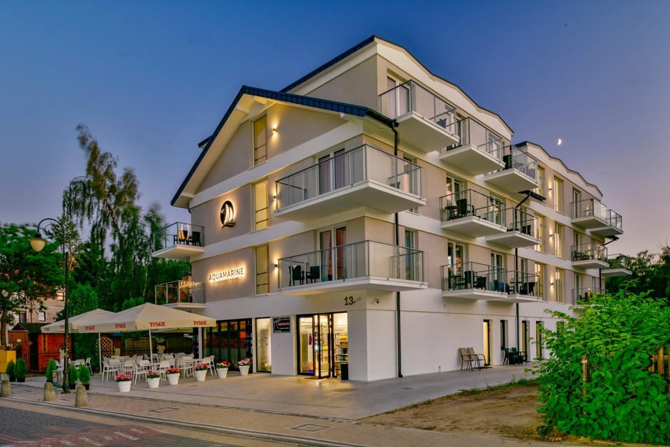 Property building, Restaurant/places to eat, Supermarket/grocery shop, ATM