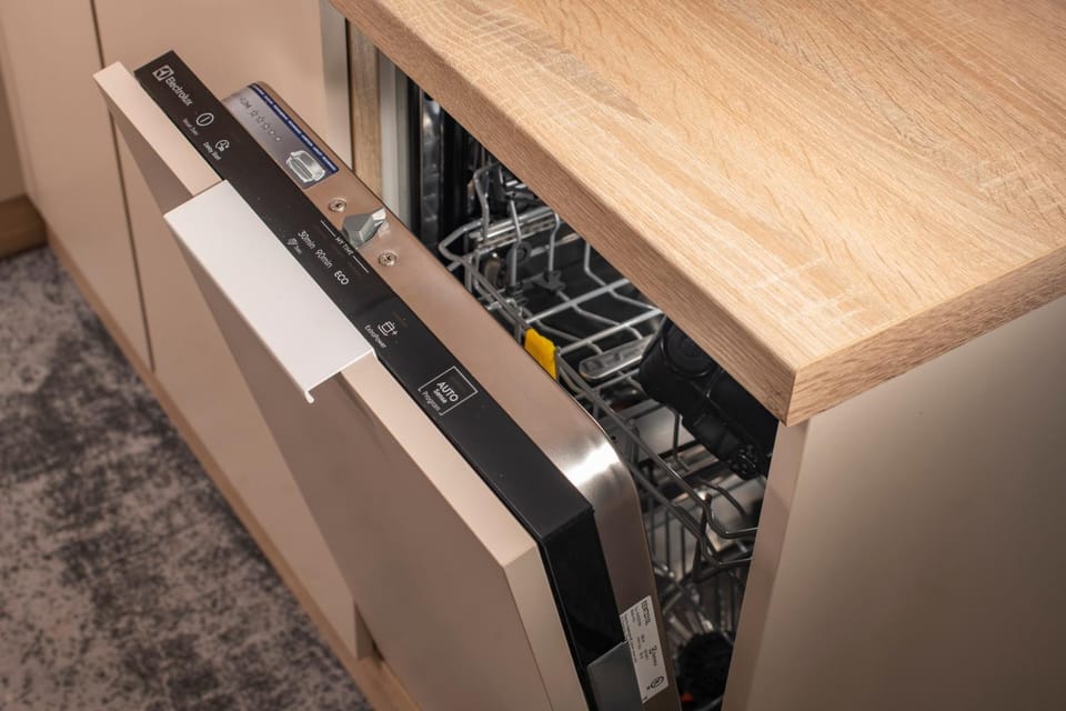 Kitchen or kitchenette, dishwasher, minibar