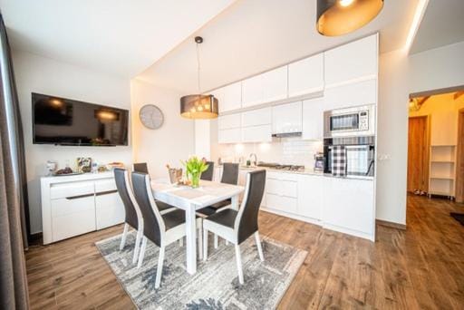 Coffee/tea facilities, Kitchen or kitchenette, Dining area, dishwasher, minibar, stove, toaster