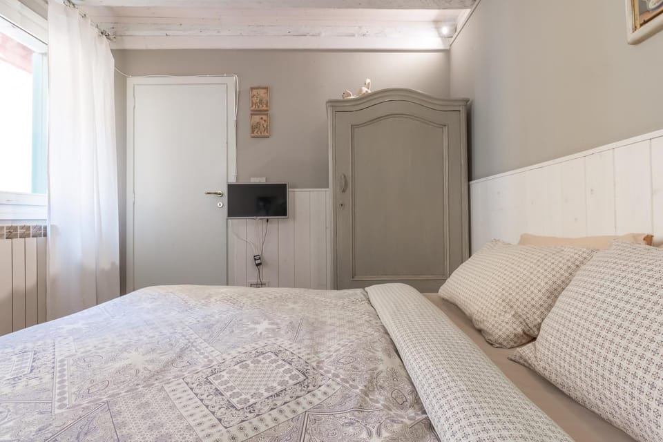 Bed, TV and multimedia, Photo of the whole room, Bedroom, wardrobe