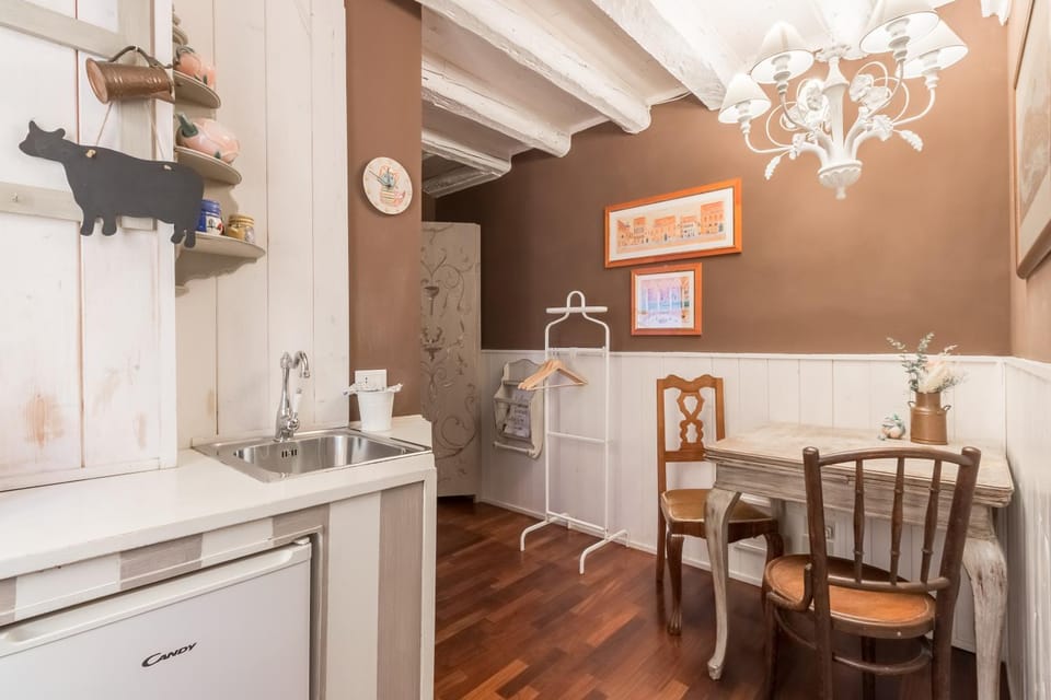Kitchen or kitchenette, Dining area, minibar, stove