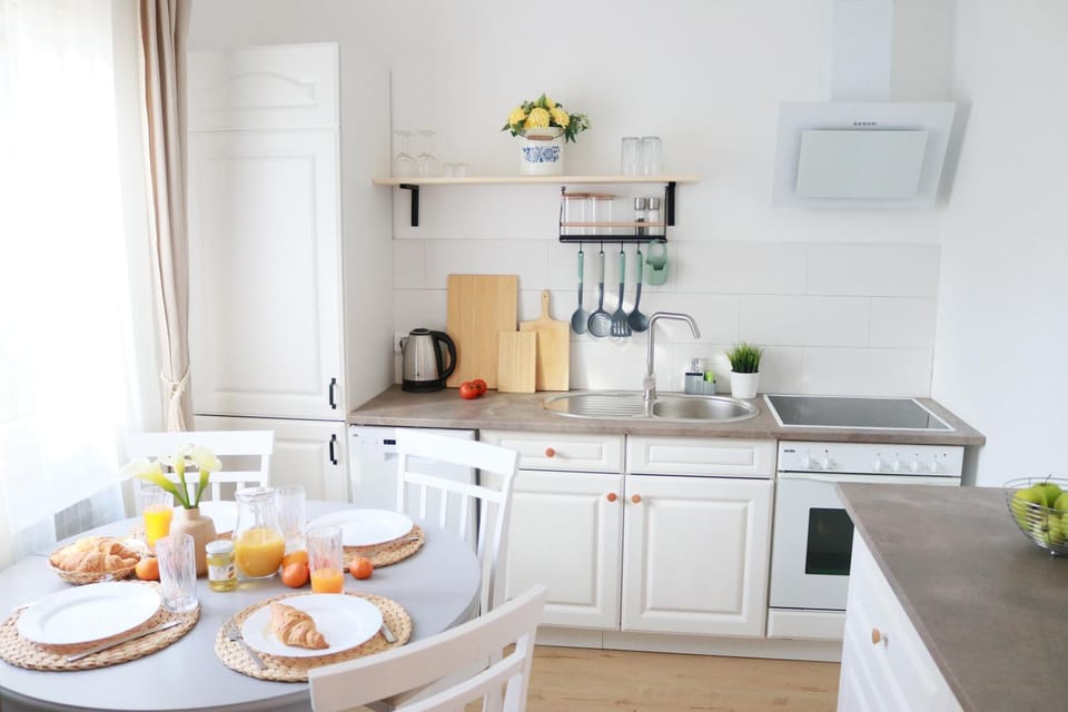 Coffee/tea facilities, Kitchen or kitchenette, Dining area, Food, pet friendly, stove, toaster