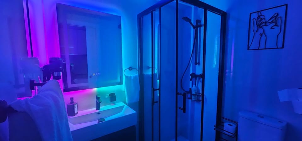 Bathroom, Photo of the whole room, towels