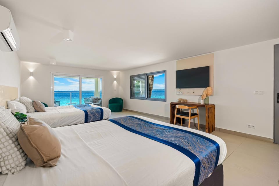 Bed, TV and multimedia, Photo of the whole room, Seating area, Bedroom, Pool view, Sea view, air conditioner