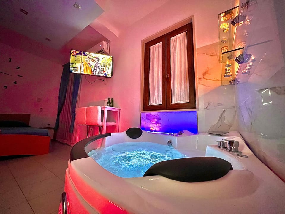 Hot Tub, TV and multimedia, Bedroom