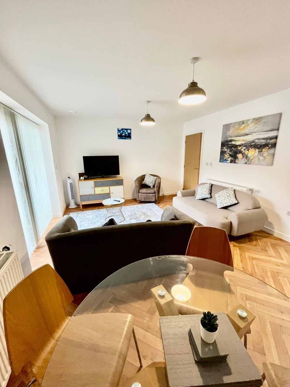 2 Double beds OR 4 Singles, 2 Bathrooms, FREE PARKING, Smart TV's, Close to Gunwharf Quays, Beach & Historic Dockyard Apartment in Portsmouth