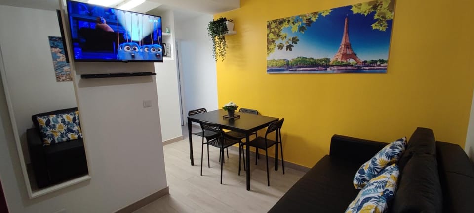 TV and multimedia, Living room, Seating area, Dining area