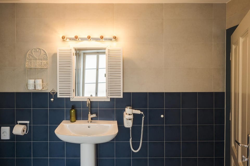 Bathroom, Photo of the whole room