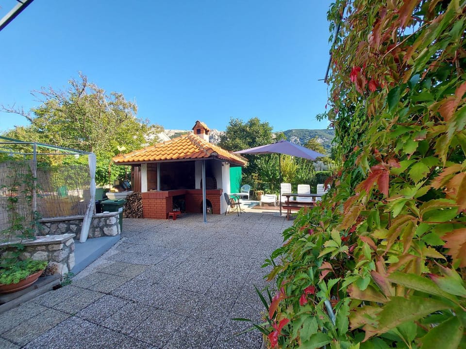 Patio, BBQ facilities