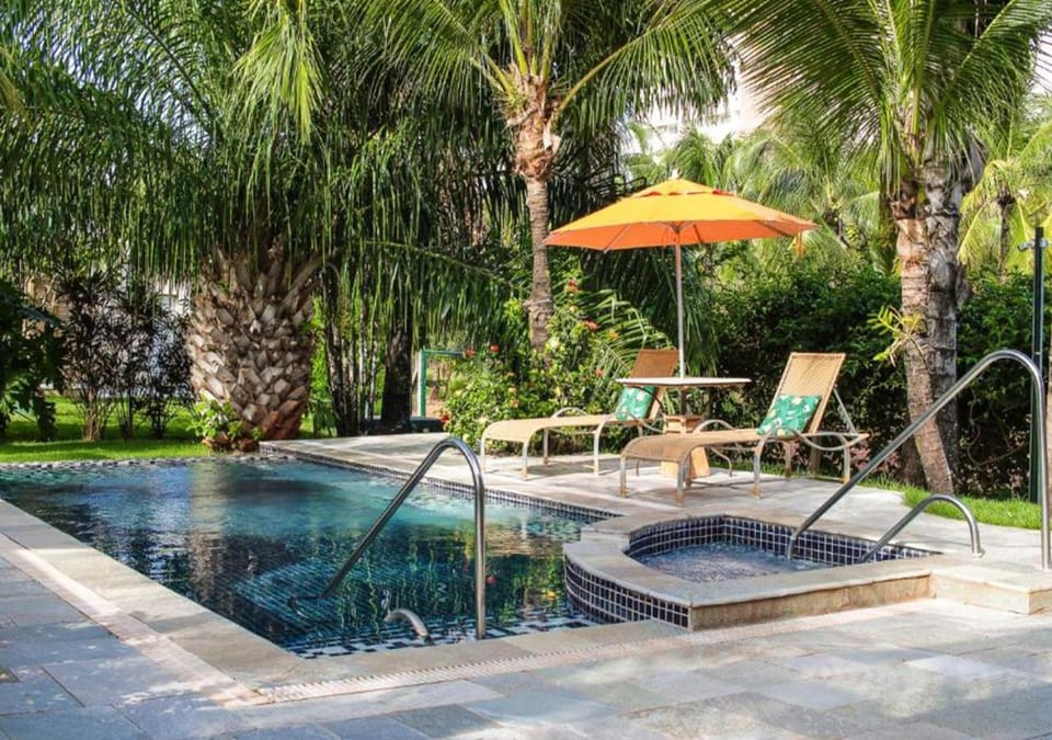 Pool view, Swimming pool, sunbed