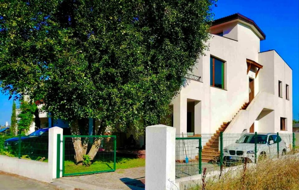 Property building, Facade/entrance, Garden