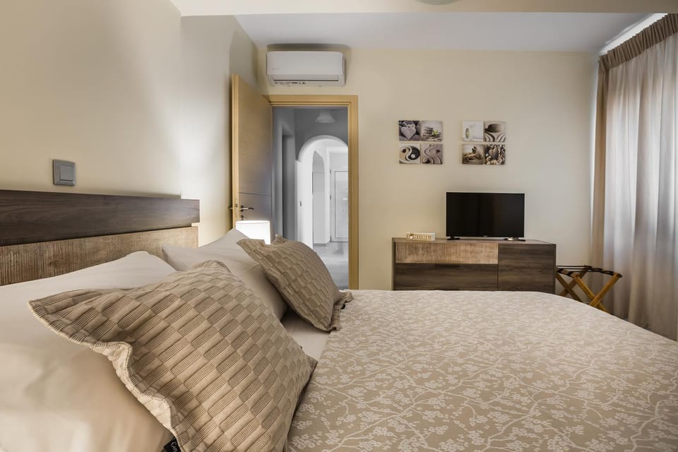 Bed, TV and multimedia, Photo of the whole room, Bedroom