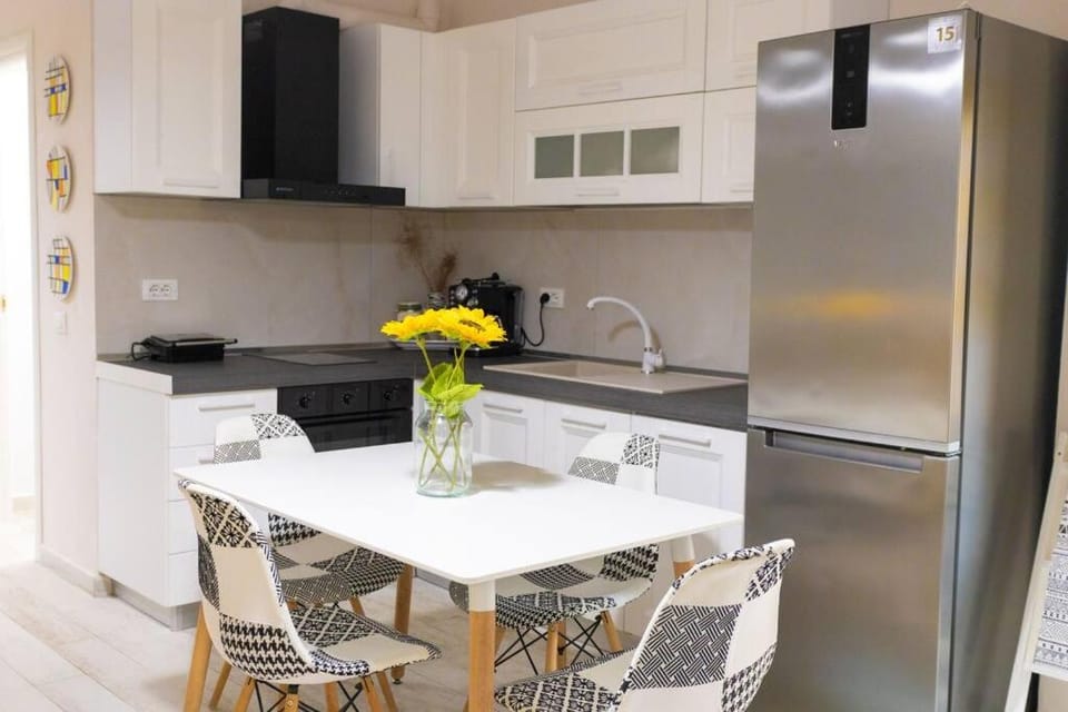 Kitchen or kitchenette, Dining area, dishwasher, pet friendly, stove