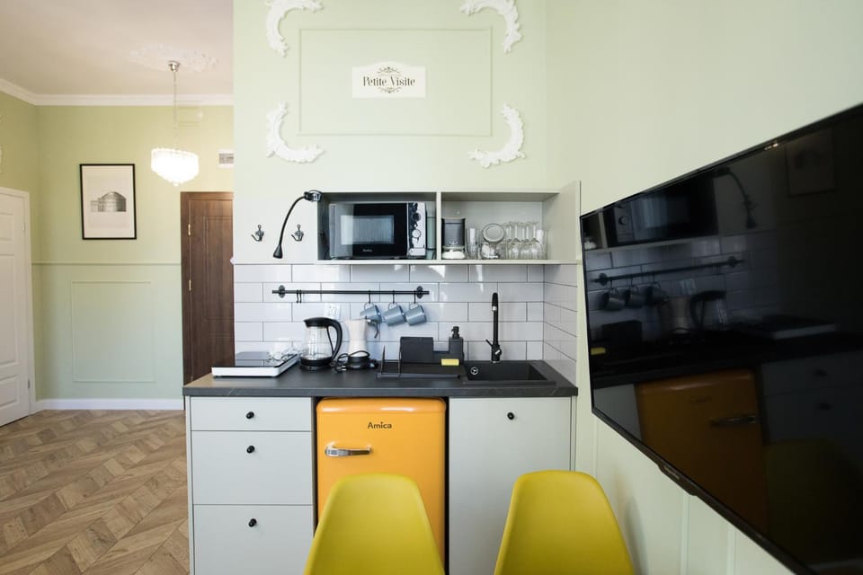 Coffee/tea facilities, Kitchen or kitchenette, stove