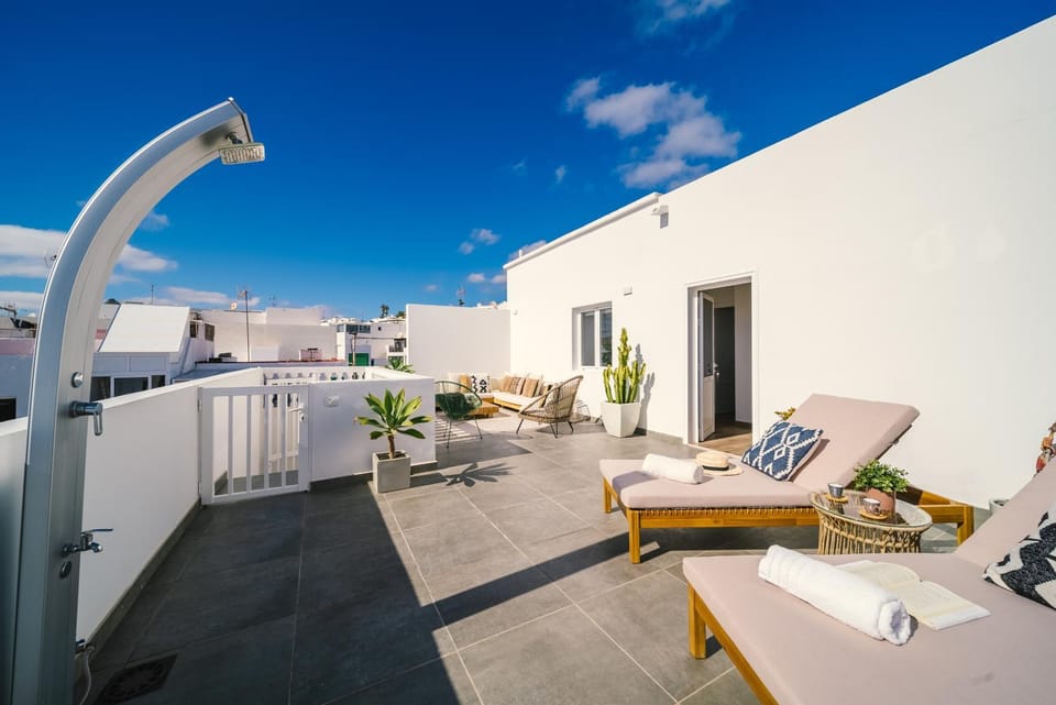 Shower, Patio, Day, View (from property/room), Balcony/Terrace, Evening entertainment, Sea view, sunbed