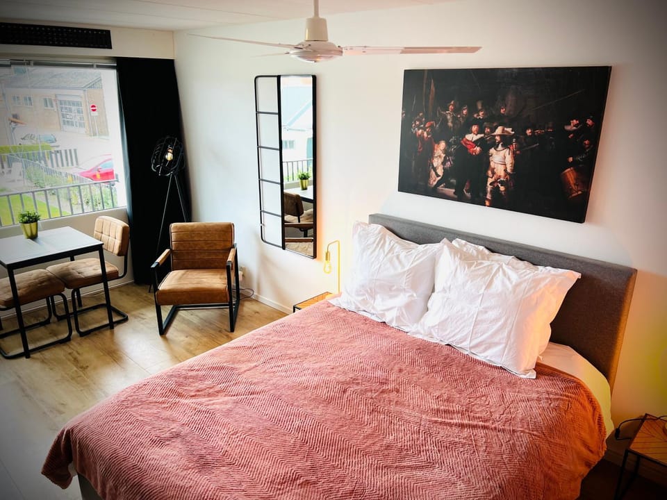 Bed, Living room, Photo of the whole room, Seating area, Dining area, Bedroom