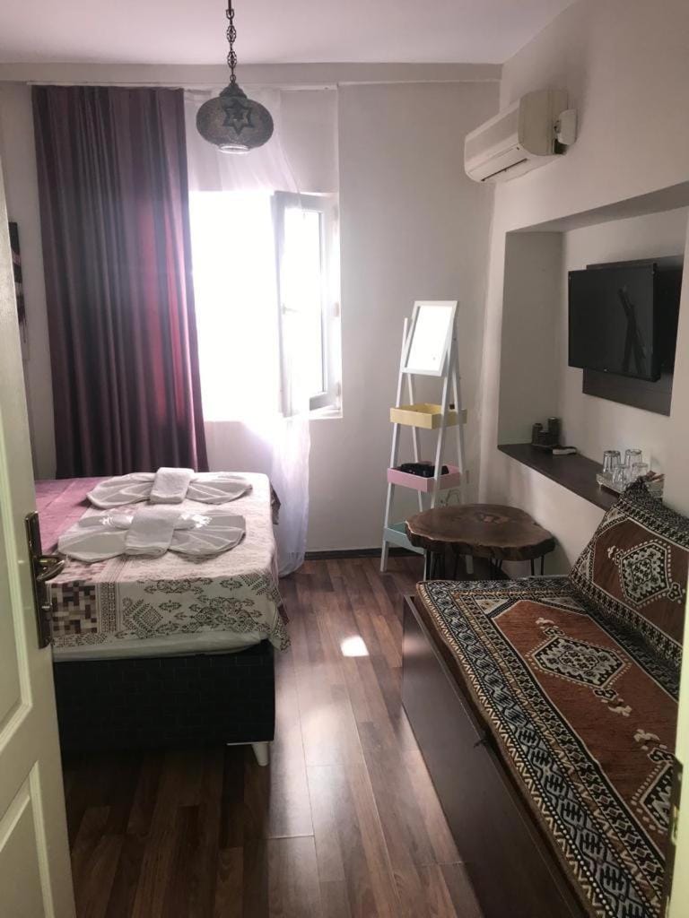 Bed, TV and multimedia, air conditioner