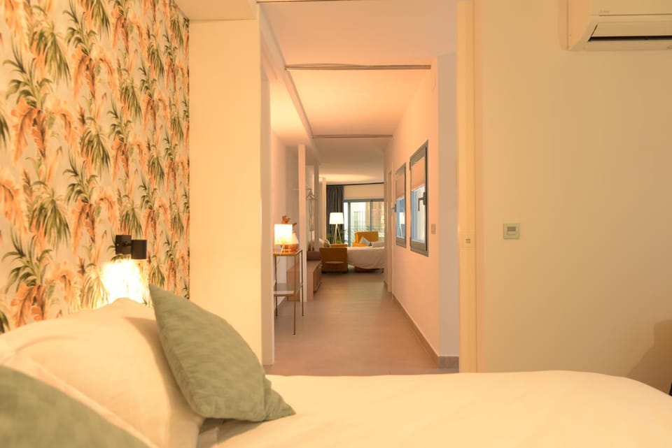 Bed, Photo of the whole room, Bedroom, internet, air conditioner