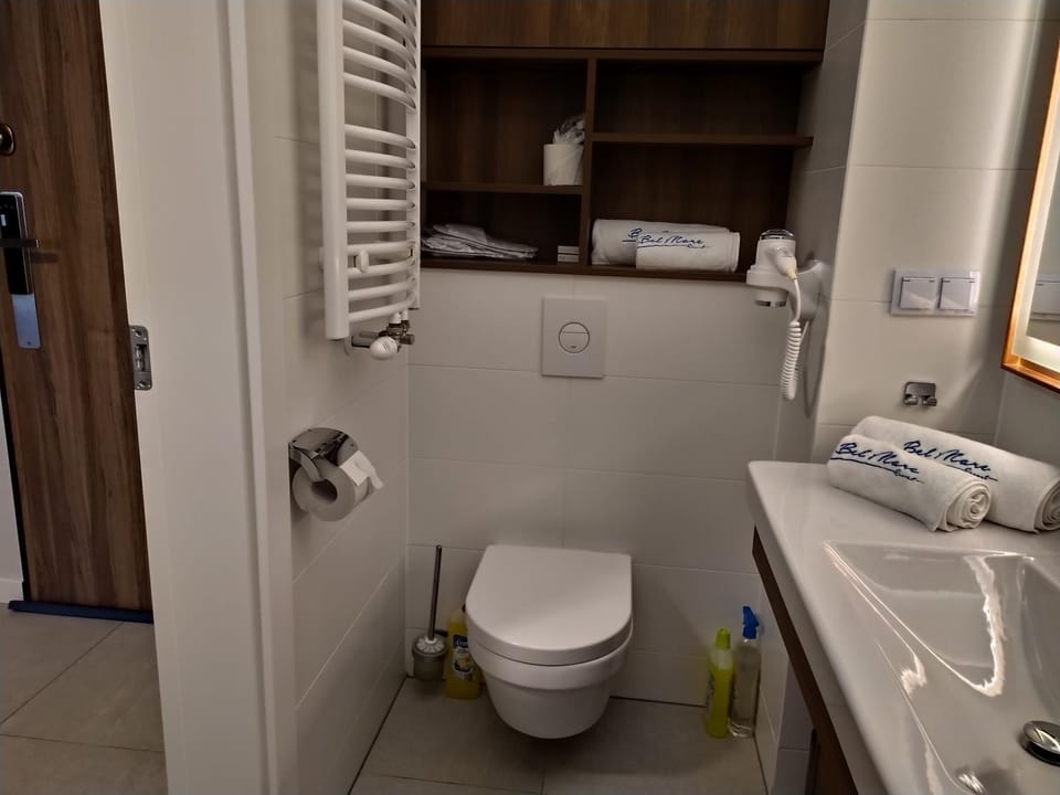 Toilet, Bathroom, towels