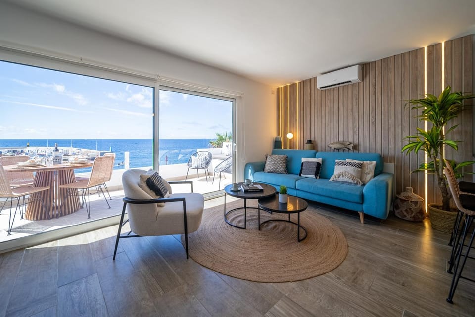 Natural landscape, View (from property/room), Balcony/Terrace, Living room, Seating area, Sea view