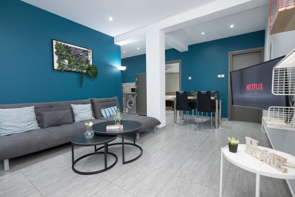 TV and multimedia, Kitchen or kitchenette, Living room, Seating area, Dining area