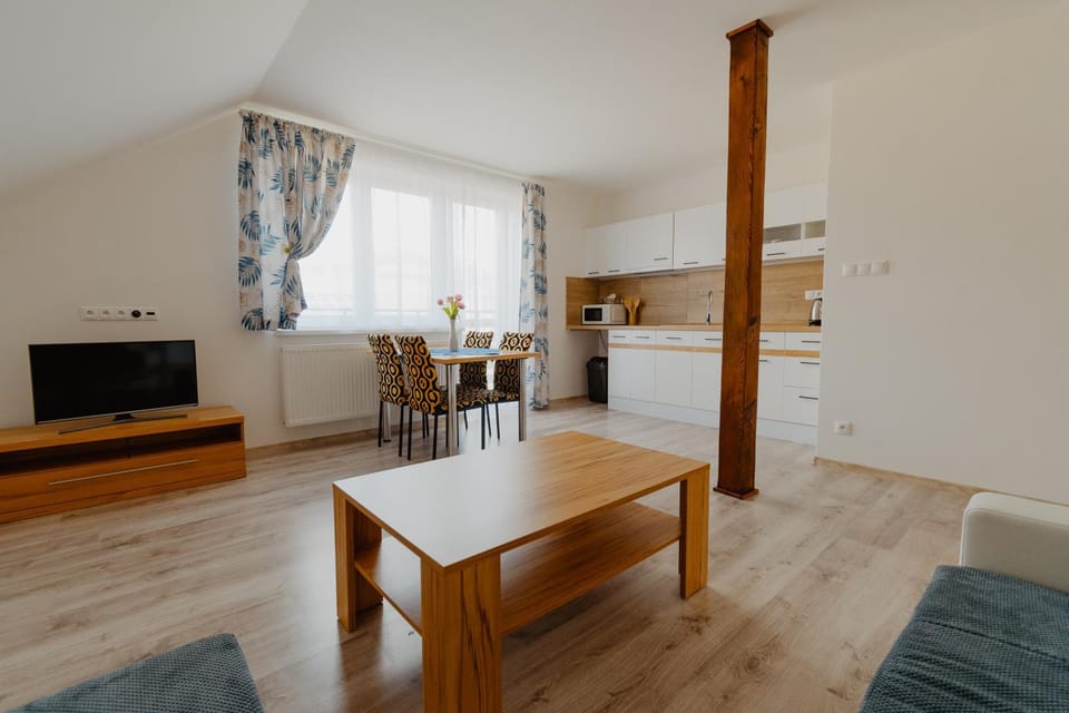 TV and multimedia, Kitchen or kitchenette, Living room, Seating area, Dining area