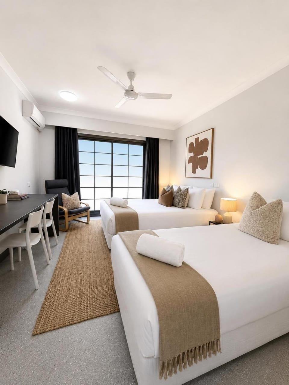 Bed, TV and multimedia, Seating area, Bedroom