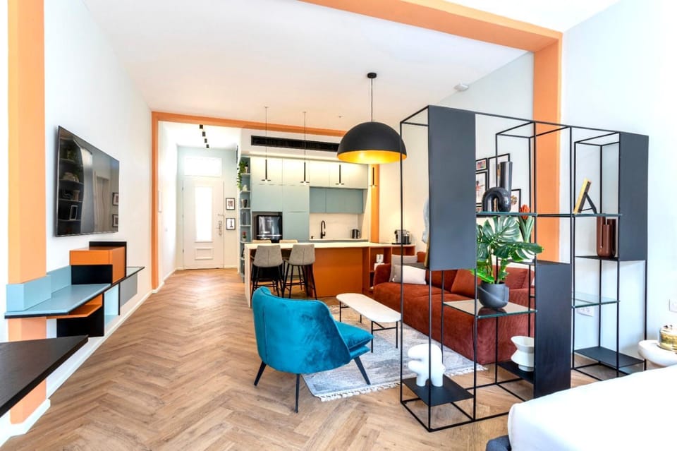 TV and multimedia, Kitchen or kitchenette, Living room, Photo of the whole room, Seating area, Dining area