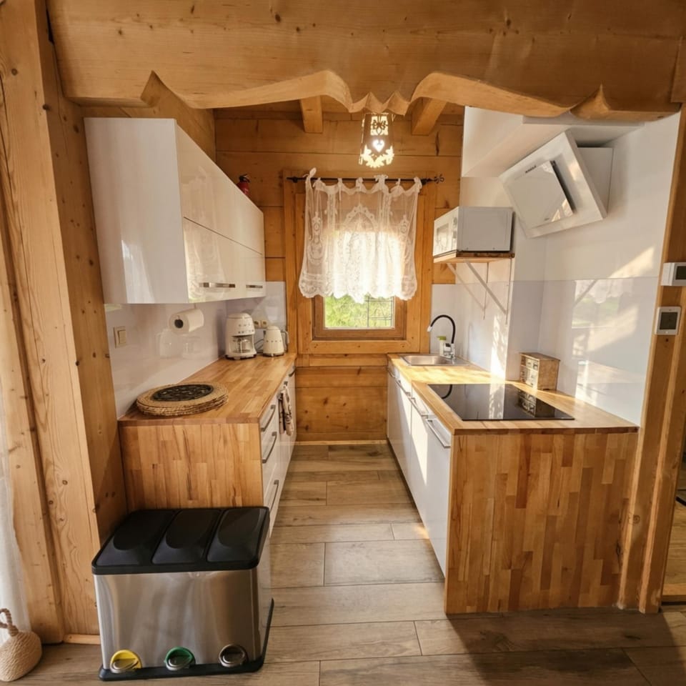 Coffee/tea facilities, microwave, kitchen