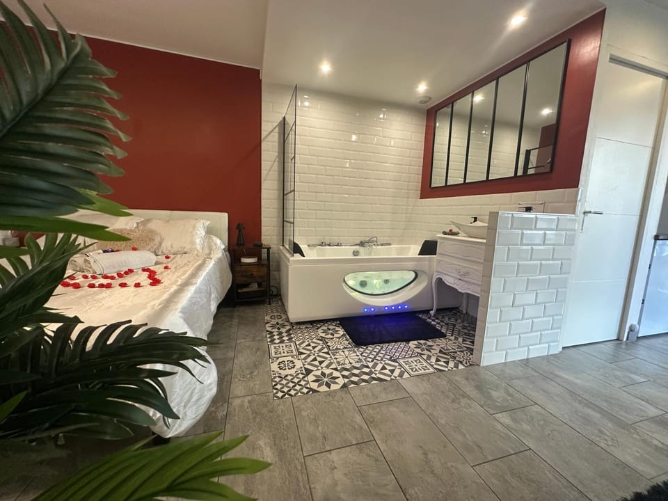 Bed, Hot Tub