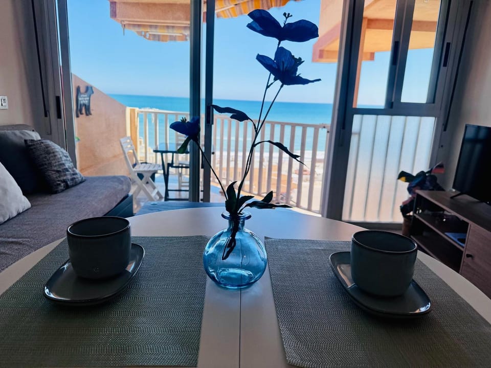 View (from property/room), Balcony/Terrace, Living room, Seating area, Dining area, Sea view