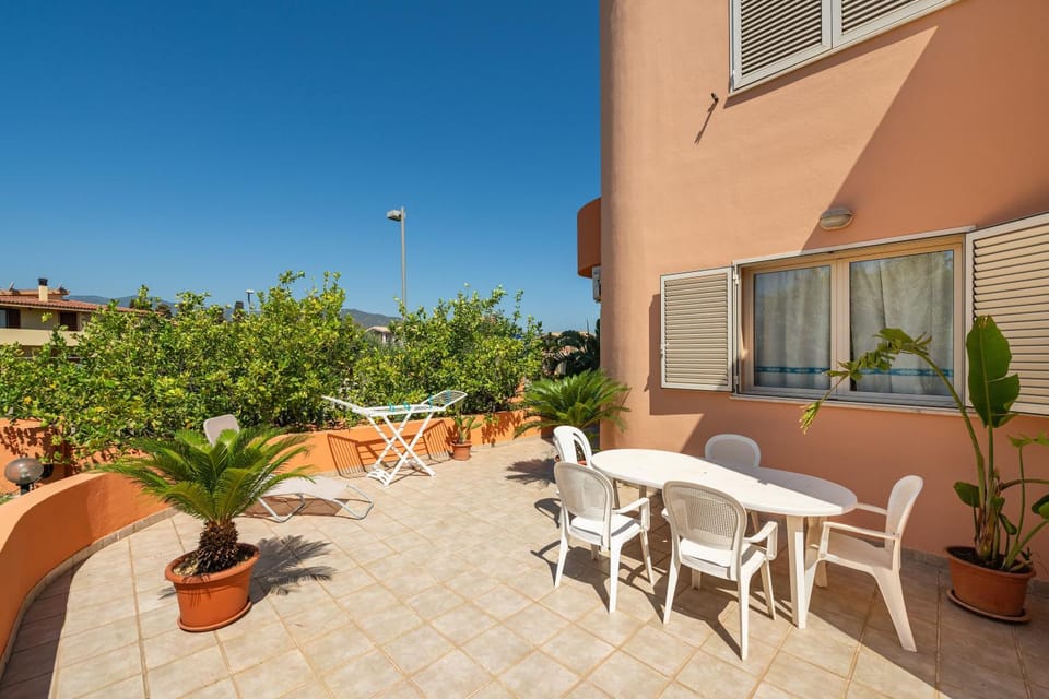 Property building, Balcony/Terrace, Living room