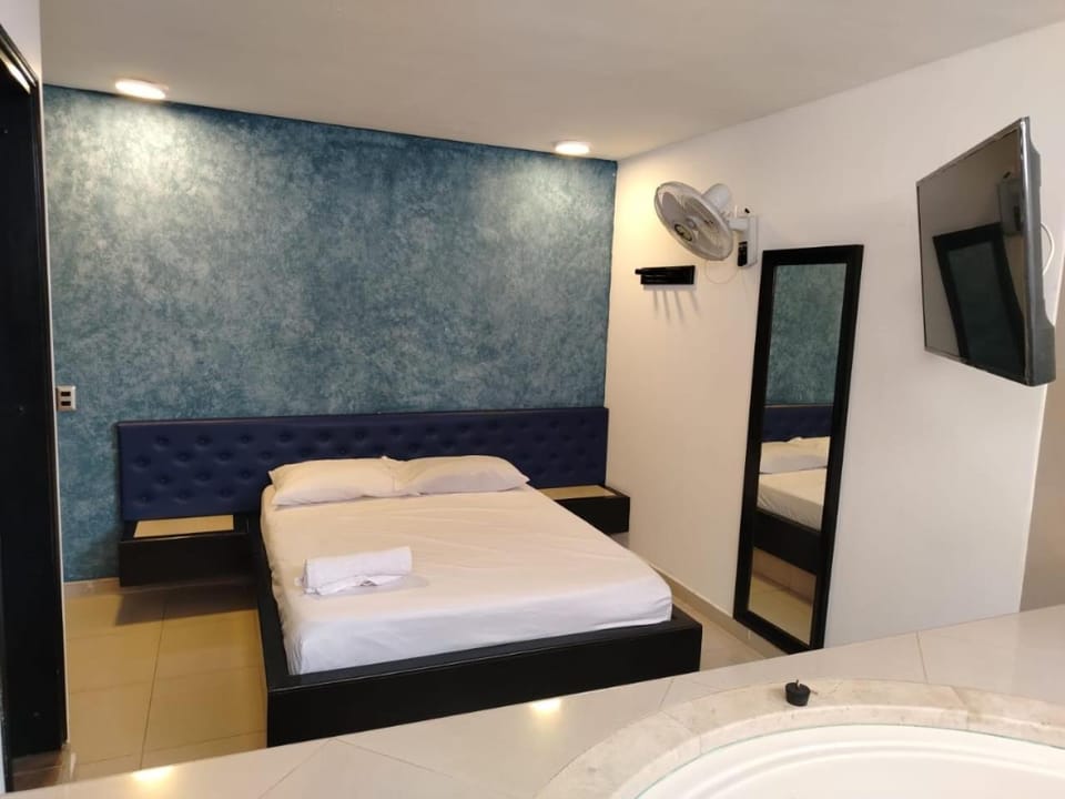 Bed, TV and multimedia, Photo of the whole room, Bedroom, towels