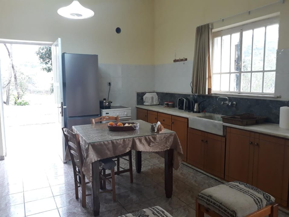 Kitchen or kitchenette, Dining area, Communal kitchen