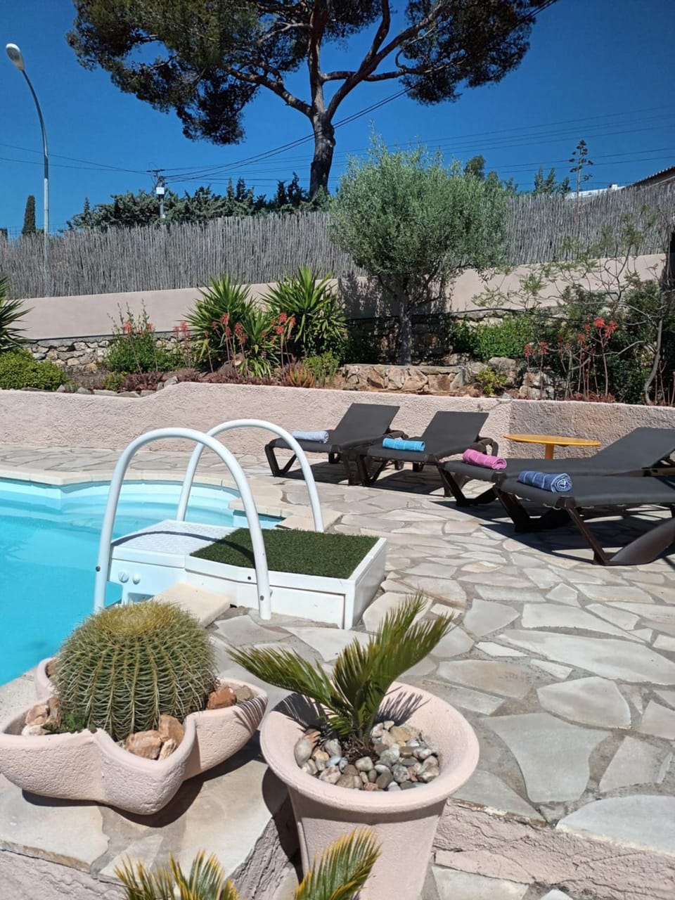 Swimming pool, sunbed