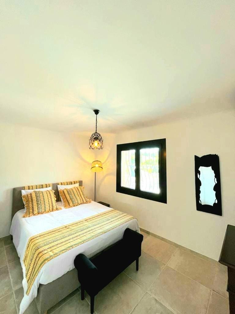 Bed, Photo of the whole room